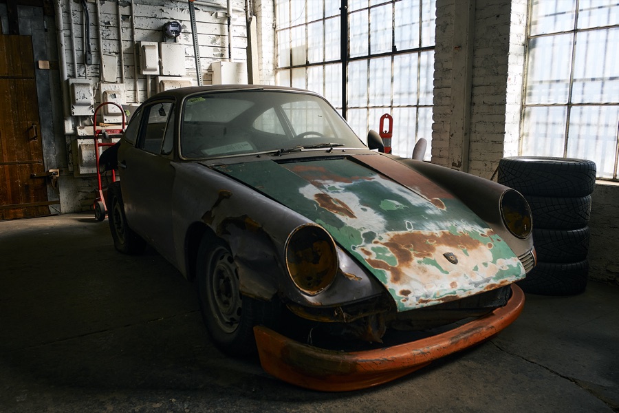 Porsche 911 w garażu Magnusa Walkera — print A1